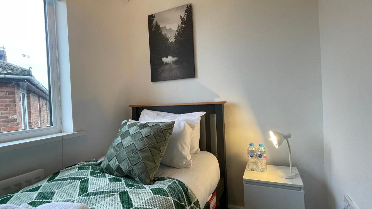 Fully Serviced Three Bed House In Дарем Экстерьер фото